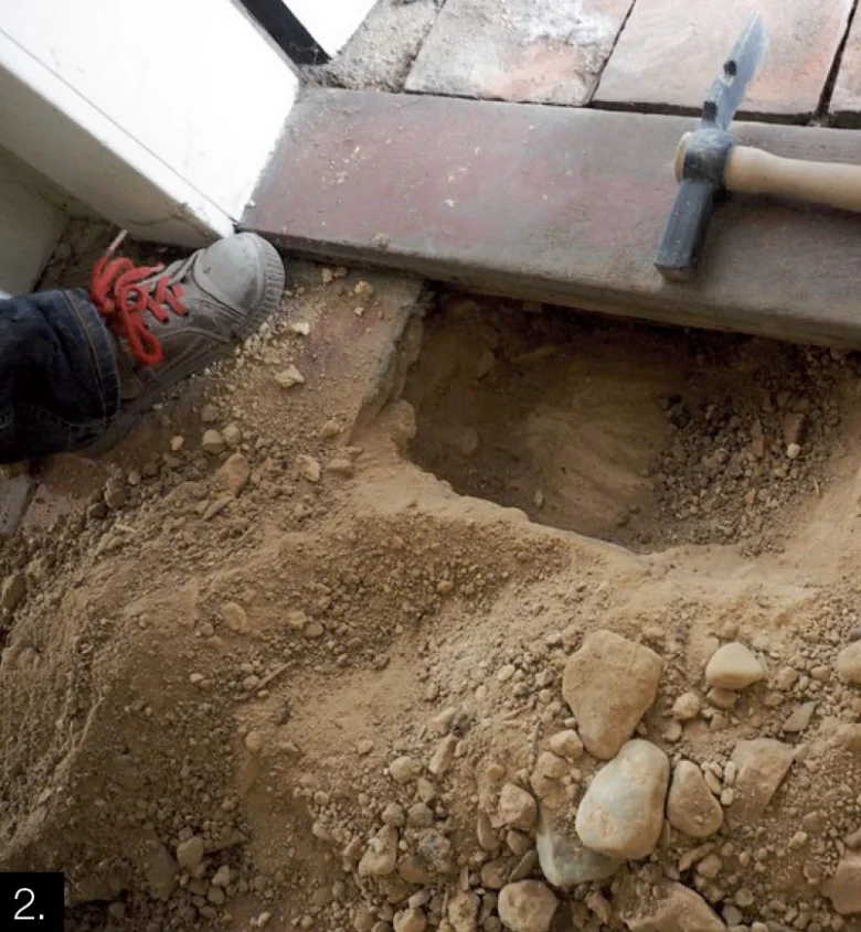 Důl pod dřevěnou podlahou pro zpevnění trámu.