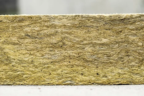 Průřez minerální vlnou pro zateplení fasády pod omítku
