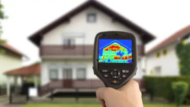 Termokamera ukazuje tepelné ztráty na fasádě domu pro izolaci.