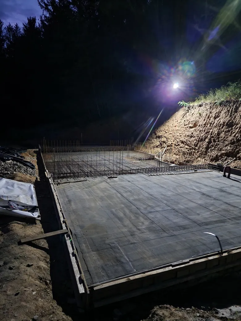 Zakládání budovy s výztuží vázanou na betonové ploše.