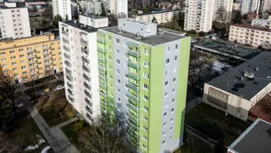 Panelový dům s balkony v městské zástavbě