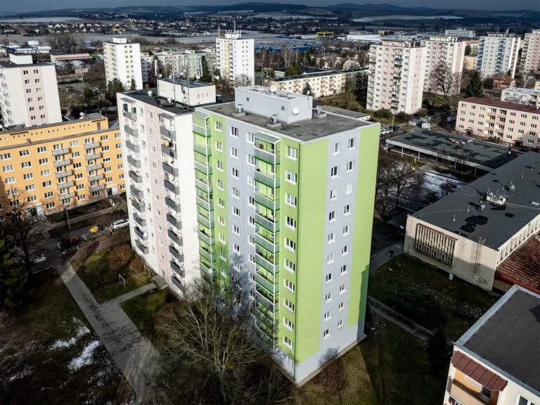 Panelový dům s balkony v městské zástavbě