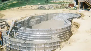 Práce na betonovém základu s výztuhou pro domovní podlahu.