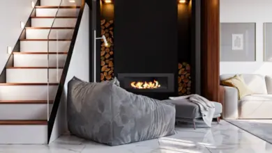 Moderní interiér obývacího pokoje s krbem a schodištěm.