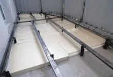 Zvýšení podlahy pomocí izolačních panelů mezi nosníky.