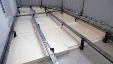 Zvýšení podlahy pomocí izolačních panelů mezi nosníky.