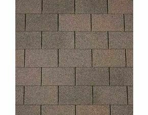 Detailní pohled na asfaltové šindele na střeše.
