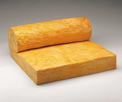 Žlutá minerální vlna ve formě rolovacího panelu pro izolaci.