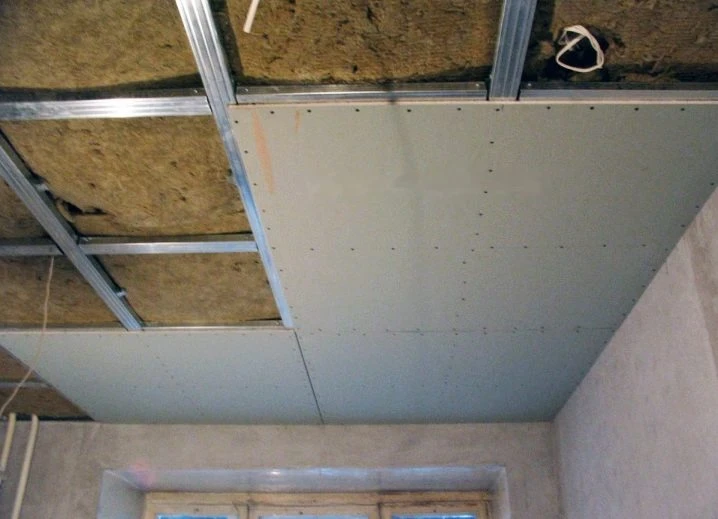 Strop v garáži s instalací suché zdi pro zakrytí.