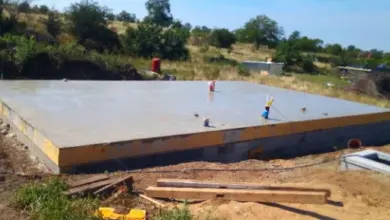Nově nalitá betonová podkladní deska na staveništi.