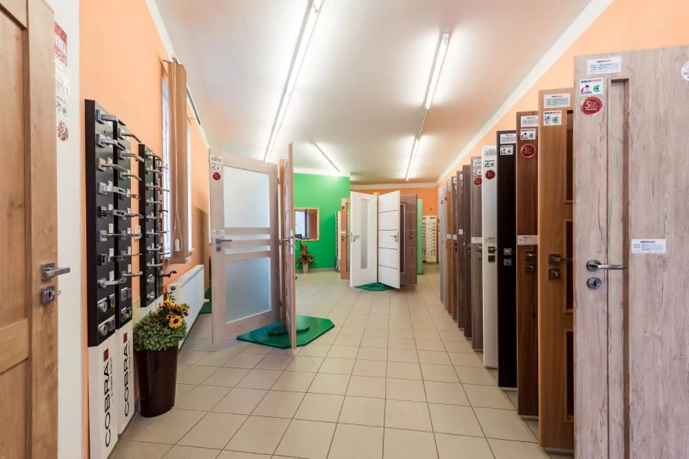 Výstava různých typů vnitřních dveří pro výběr zákazníky.