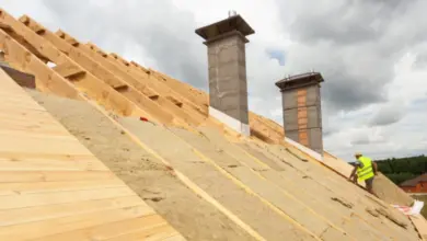 Stavební práce na střeše s optimálním sklonem pro odvod vody.