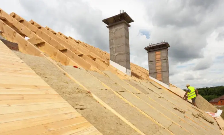 Stavební práce na střeše s optimálním sklonem pro odvod vody.