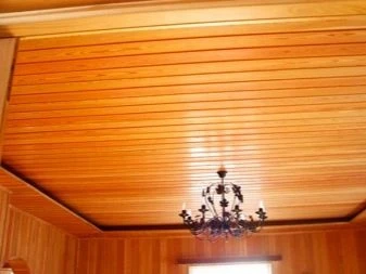 Dřevěný strop s lustry jako výsledek domácí instalace.