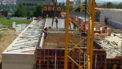 Stavební místo s betonovou základnou pro ilustraci stavebního odpadu