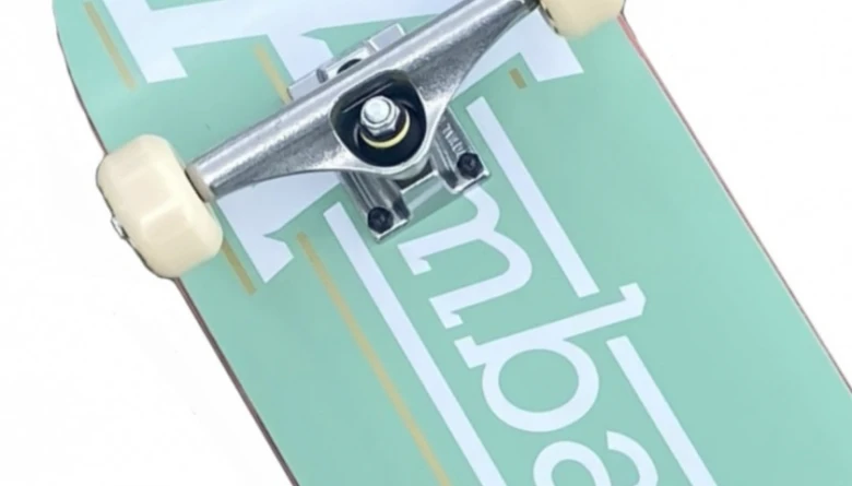 Zelená deska skatekorzy s nainstalovanými koly.