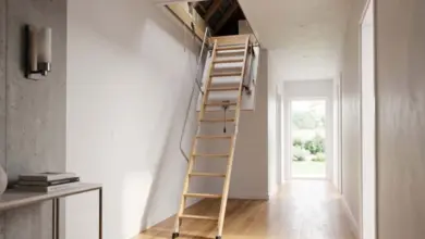 Dřevěné schody do půdy v interiéru vedoucí na podkroví.