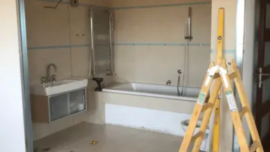 Instalace sádrokartonové příčky v koupelně s kovovým rámem.