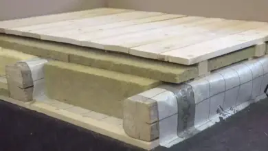 Dřevěné trámy s izolací pro zesílení podlahy ve stropě