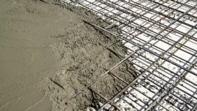Zálivka betonu na výztužnou mřížku pro betonovou desku.