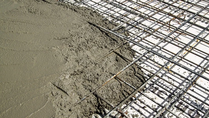 Zálivka betonu na výztužnou mřížku pro betonovou desku.