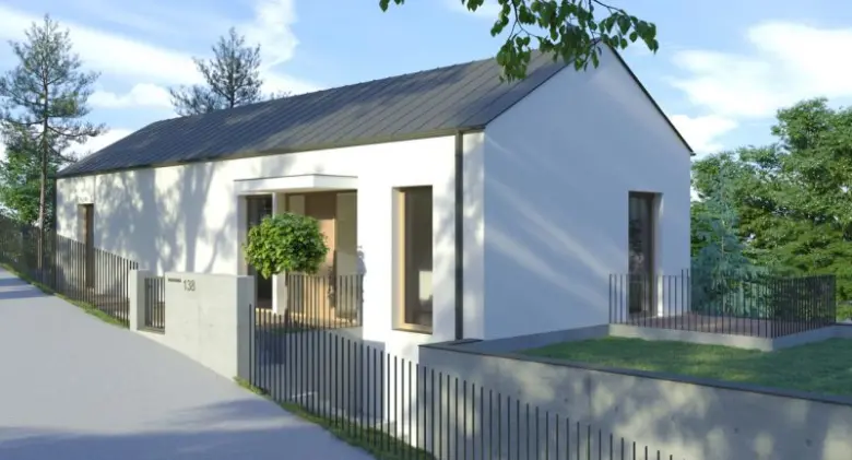Moderní dům na svahu s opěrnými zdmi a zábradlím.