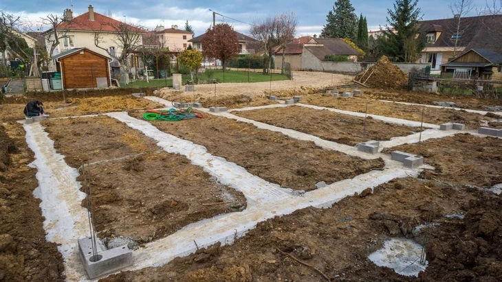 Příprava základových pasů pro stavbu domu s výpočtem šířky a hloubky.