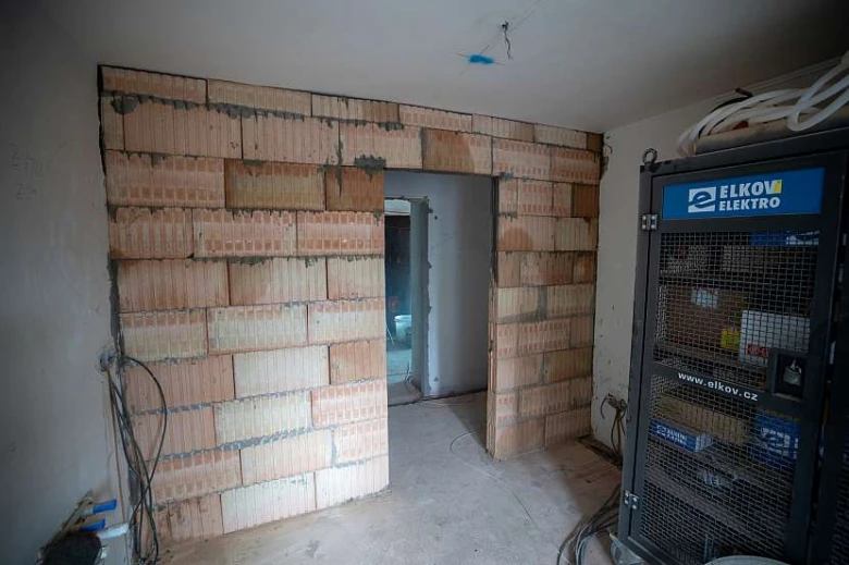Stavba zdivé příčky v koupelně s cihlovými bloky