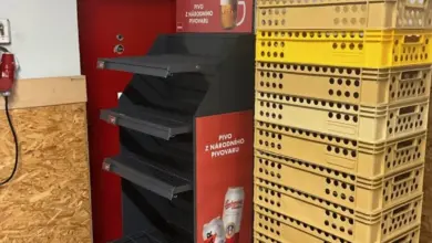 Červená dveře s výjezdním znakem pro evakuaci v budově.