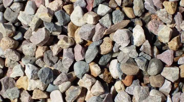 Přehled drceného kamene různých barev pro tabulku hustoty.