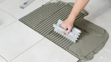 Návod na nanášení lepidla pro dlažbu pomocí zuby.