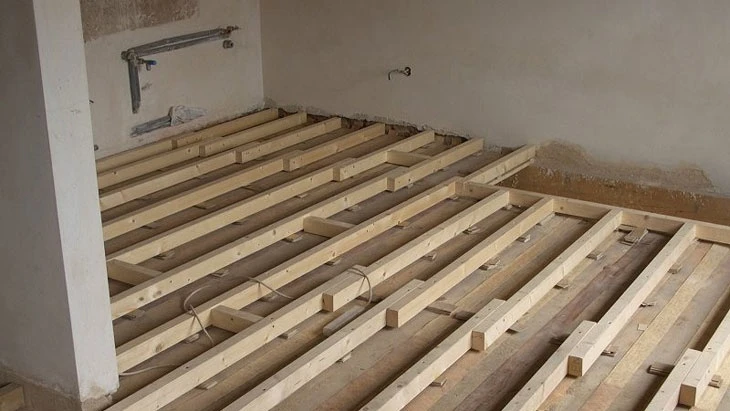 Dřevěné trámy pro podlahu v budování nebo zesilování.