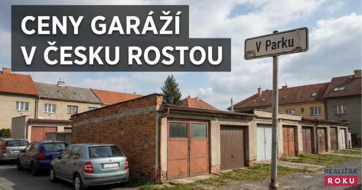 Řada garáží v českoměstské zástavbě s parkovanými auty.