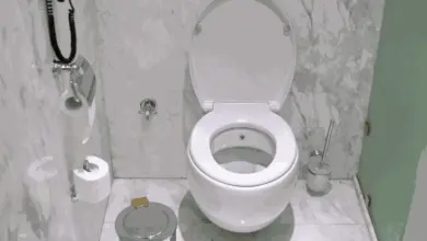 Závěsné WC s dostatečnou výškou nad podlahou v koupelně