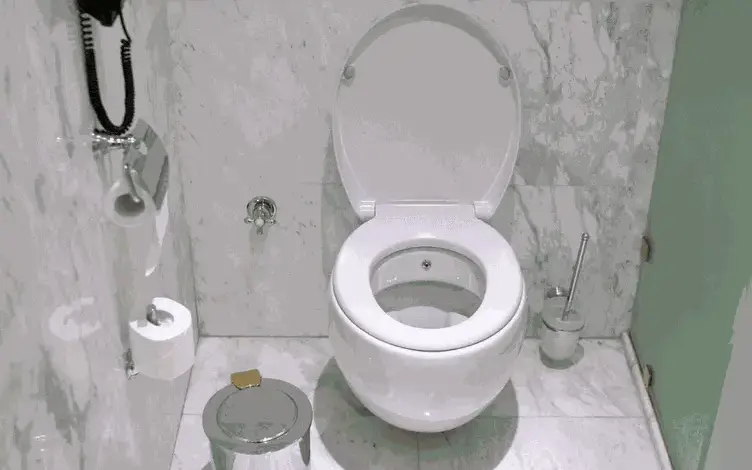 Závěsné WC s dostatečnou výškou nad podlahou v koupelně
