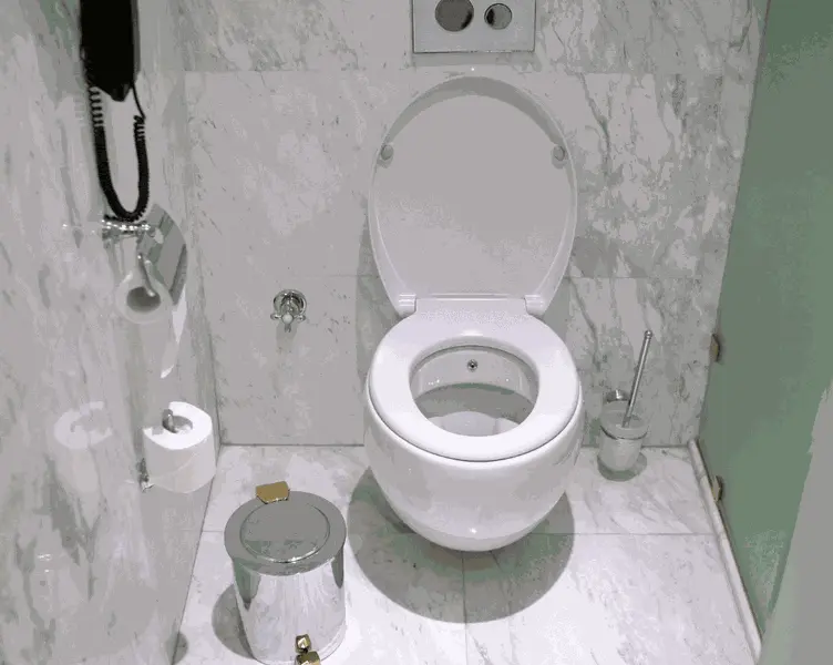 Závěsné WC s dostatečnou výškou nad podlahou v koupelně