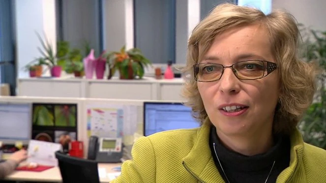Žena v kanceláři mluví o procesu nebo čase.