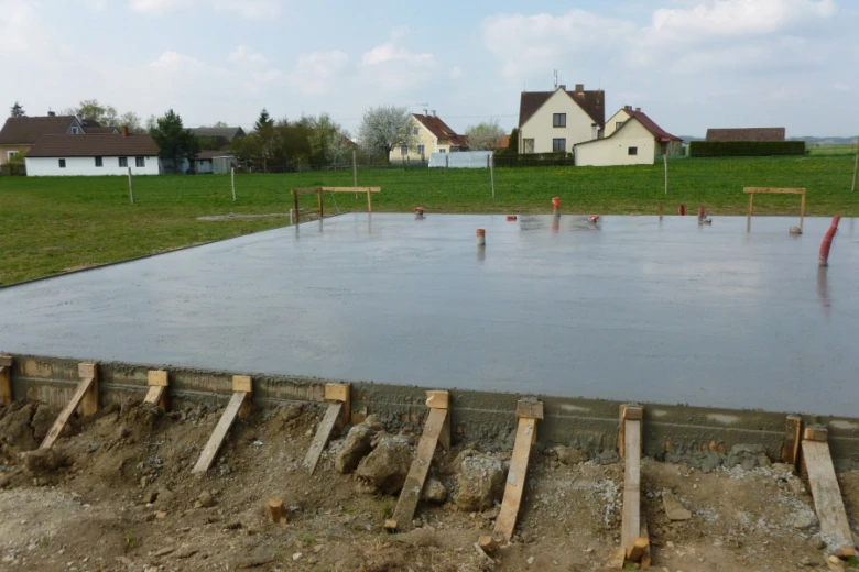 Zatvrzovaná betonová deska jako základ pro stavbu domu.