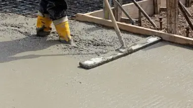 Práce s čerstvým betonem na vyztužené podlahové desce.