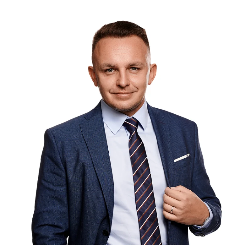 Profesionální portrét muže v obleku s kravatou na bílém pozadí.