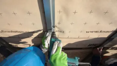 Montáž větrané fasády: ruční montáž izolačních desek s elektrickým vrtákem.