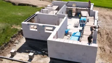 Stavba domu z plynosilikátových bloků na venkově.
