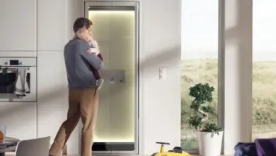 Muž s dítětem u výtahu ukazuje prostor pro instalaci.
