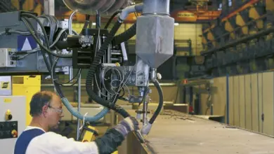 Svarový proces s robotickou paží v průmyslovém prostředí