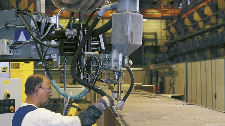 Svarový proces s robotickou paží v průmyslovém prostředí