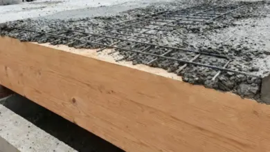 Dřevěný beton s výztuží u dřevěného nosníku na stavbě.