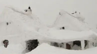 Sněhem zatížená střecha domu ukazuje reálné zatížení pro výpočet.