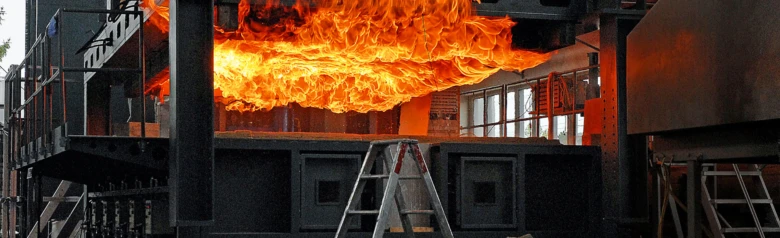 Test hořlavosti materiálu s plamenem v průmyslovém prostředí.