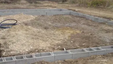 Základová deska z betonových bloků připravená k posílení.