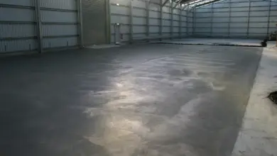 Hotový betonová podlaha v průmyslovém skladu.